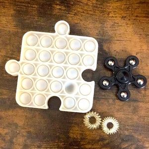 A silver fidget bundle!